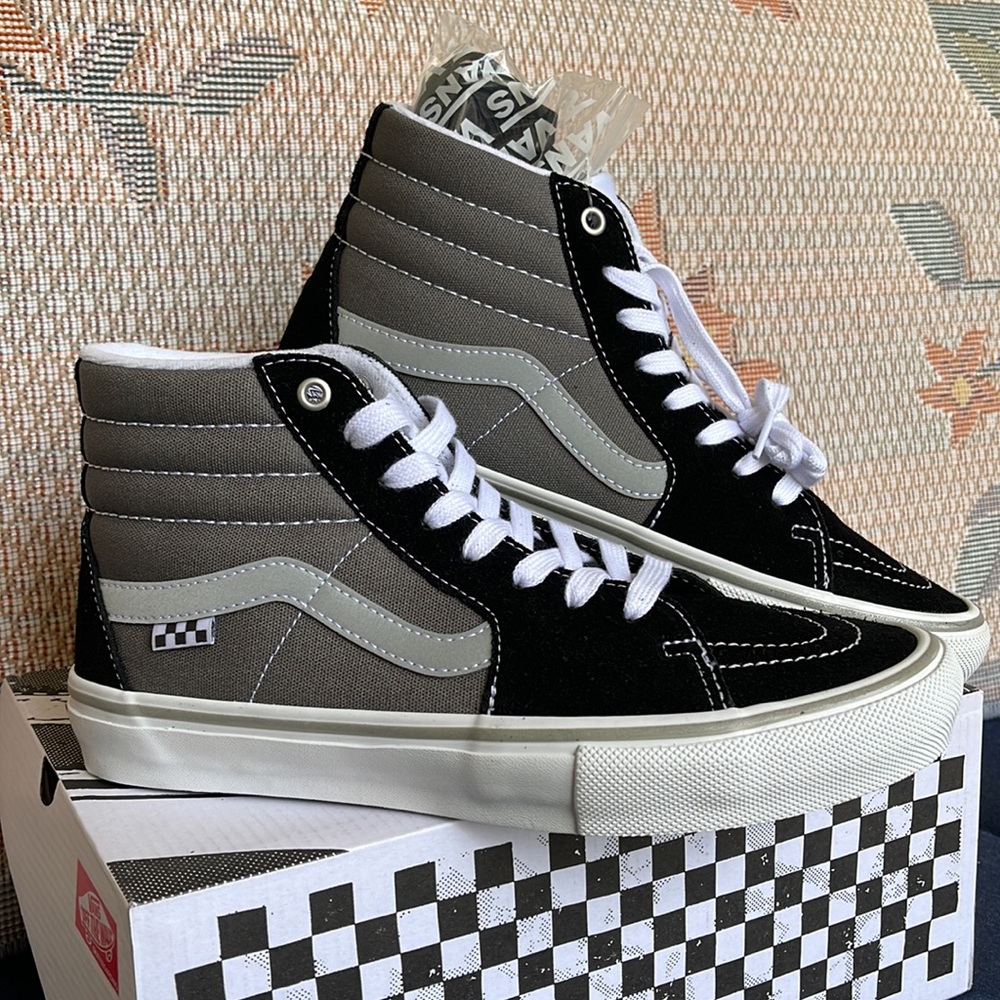 Vans WMNS Skate Sk8-Hi
Reflective Black/Grey
VN0ASFCCN42
Sneakers - Picture 7 of 16